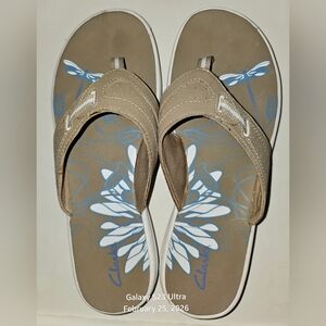 Clarks Size 9 Breeze Sea Sandals Women's Slip On Thong Taupe Floral Dragonfly